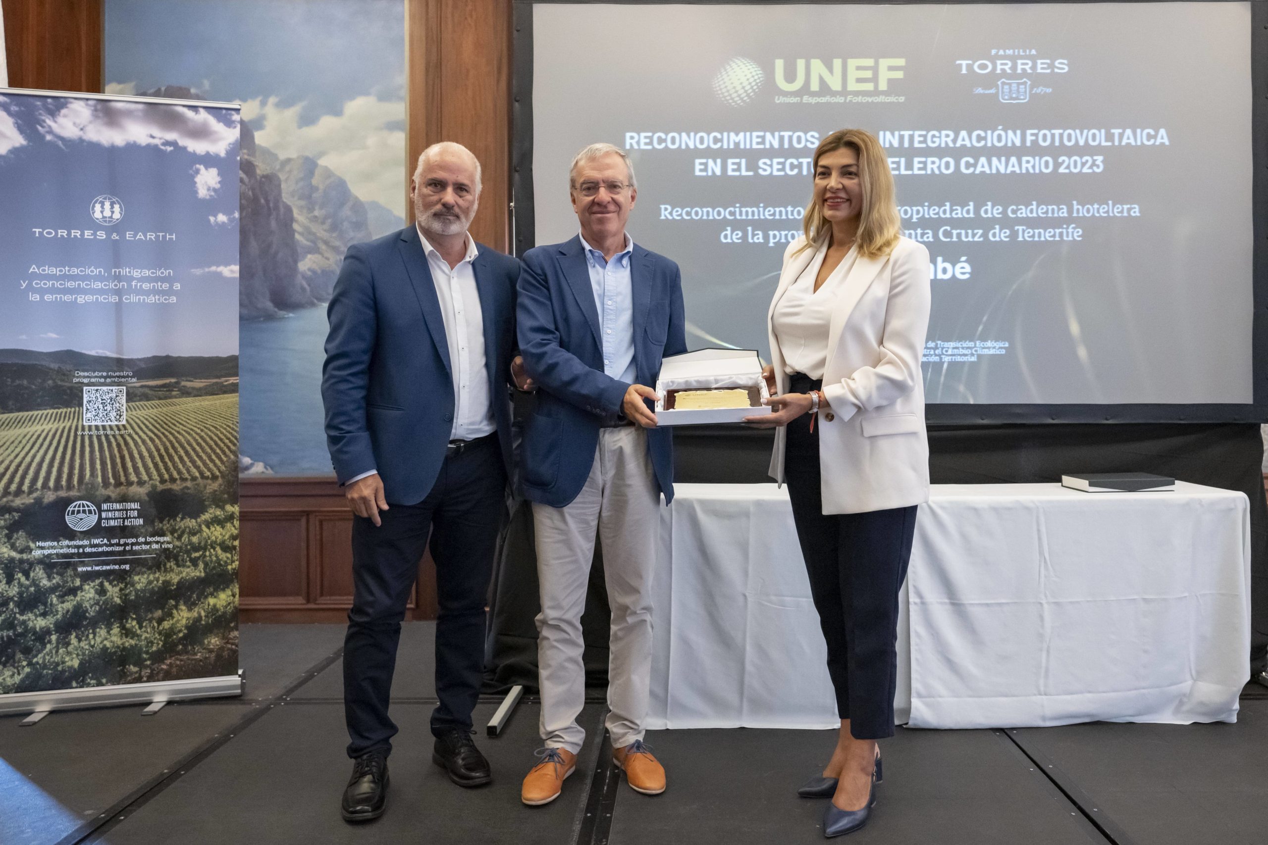 Danisa Álvarez, directora de GF Fañabé, y Moisés Expósito, coordinador de Sostenibilidad de GF Hoteles, reciben el reconocimiento a la integración fotovoltaica en el sector hotelero canario